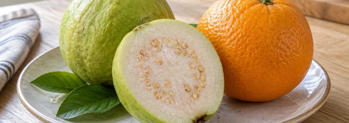 ฝรั่งกับส้มในมื้อประจำวัน: เลือกผลไม้ทั้งผลและแบ่งกินอย่างเข้าใจ 1 ฝรั่งทั้งผล ฝรั่งผ่าครึ่ง และส้มบนจาน