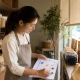 หน้าร้านสว่างแต่ผลไม้แห้งสีซีด: Light Audit 7 จุดก่อนจัดชั้นโชว์ 4 พนักงานตรวจแนวแสงบนชั้นผลไม้แห้งใกล้หน้าต่าง
