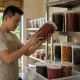 เจอใย ผง หรือแมลงในชั้นผลไม้แห้ง: แผน IPM 24 ชั่วโมงสำหรับร้านเล็ก 3 พนักงานตรวจภาชนะผลไม้แห้งบนชั้นเก็บที่สะอาด