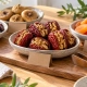 จัด Snack Board พุทราจีนสอดไส้วอลนัทอย่างไร: แยกคีม อ่านฉลาก ลดการสัมผัสข้าม 4 พุทราจีนสอดไส้วอลนัทในชามเฉพาะ แยกจากผลไม้แห้งอื่นและมีคีมสำหรับเสิร์ฟ